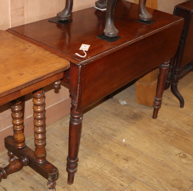 A Victorian mahogany Pembroke table, W.93cm, D.48cm, H.70cm